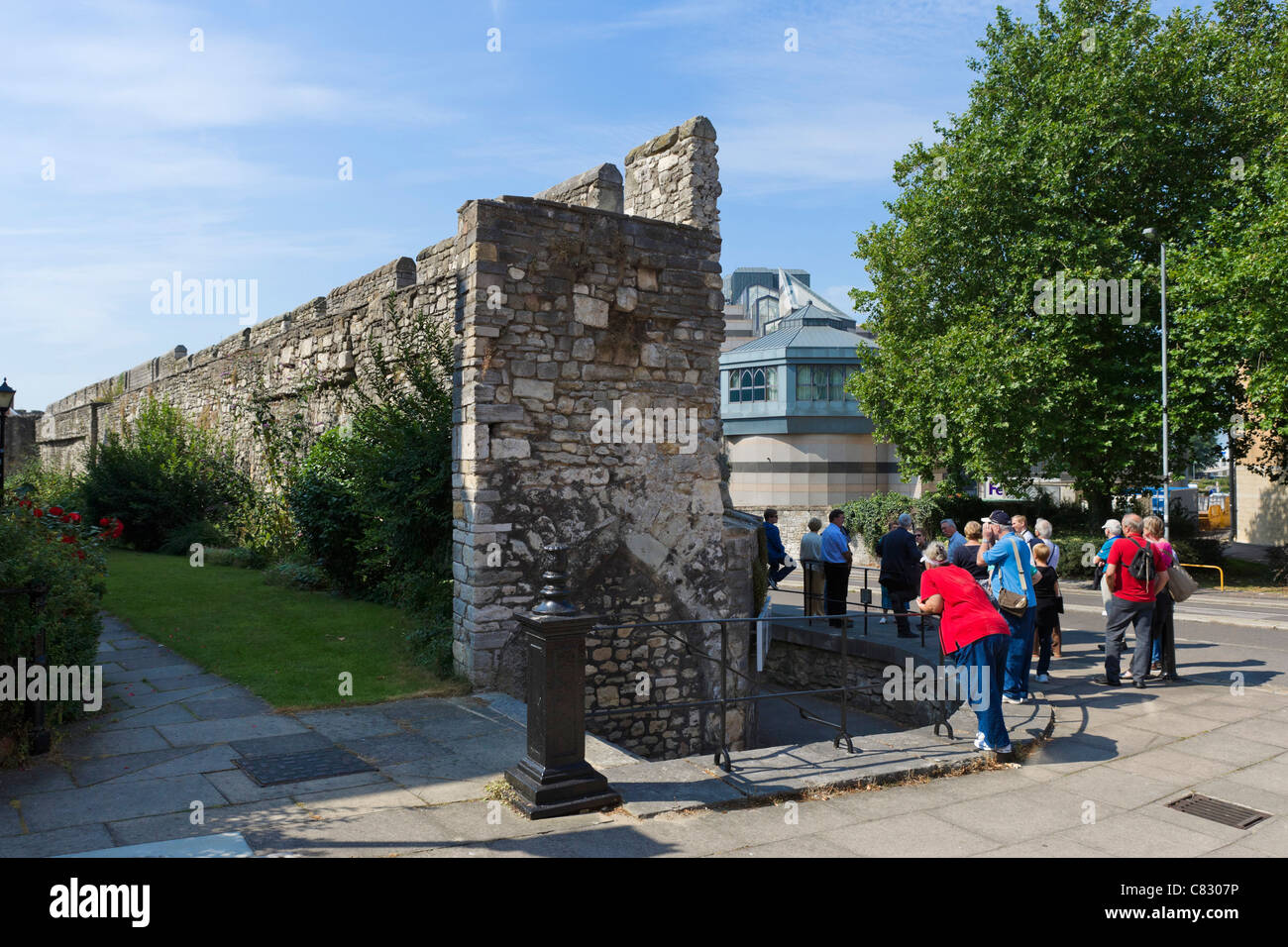 Besucher auf einen Rundgang durch die alte Stadtmauer in der Nähe von Schlossplatz, Southampton, Hampshire, England, UK Stockfoto