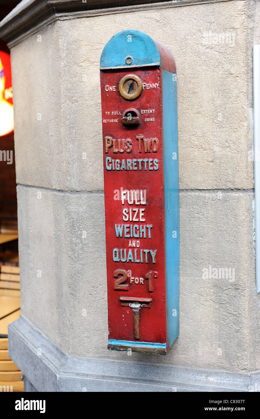 Altes Gusseisen einen Penny Zigarettenautomat Uk Stockfoto