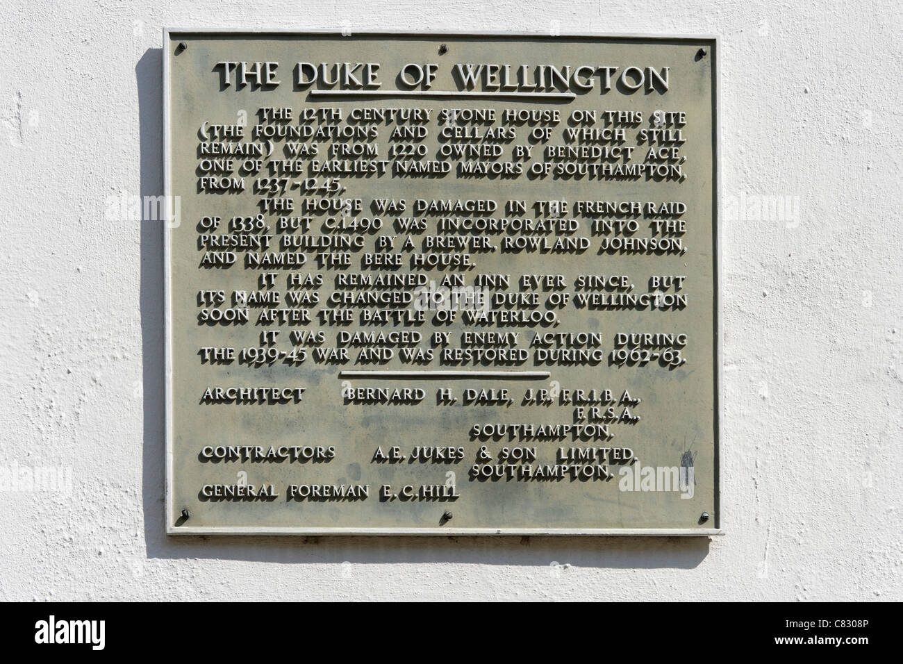 Wand-Plakette für die historischen Duke of Wellington Pub auf Bugle Straße in der Altstadt, Southampton, Hampshire, England, UK Stockfoto