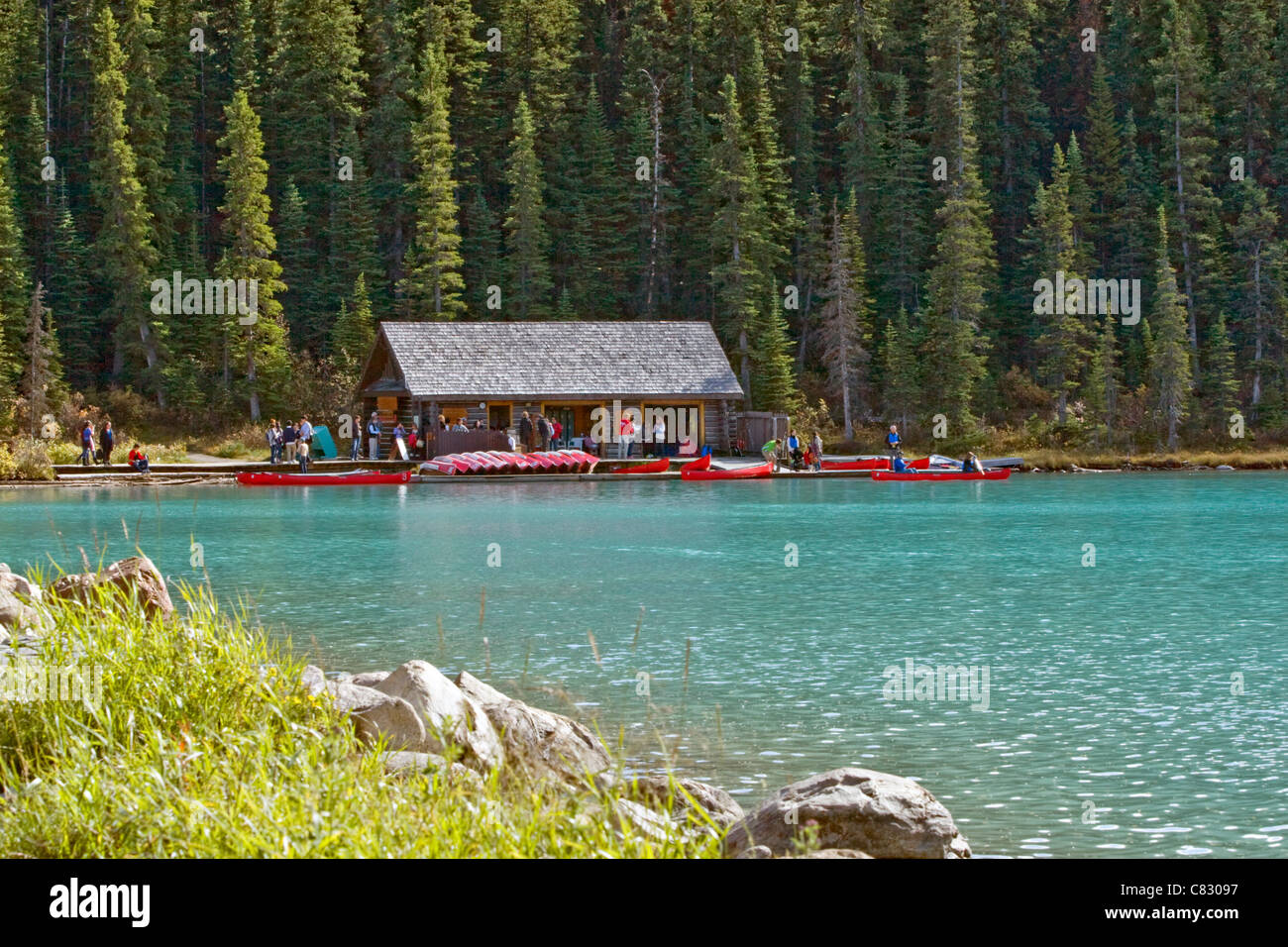 Bootshaus für Kanuverleih am Ufer von Lake Louise, Banff National Park, Alberta, Kanada Stockfoto