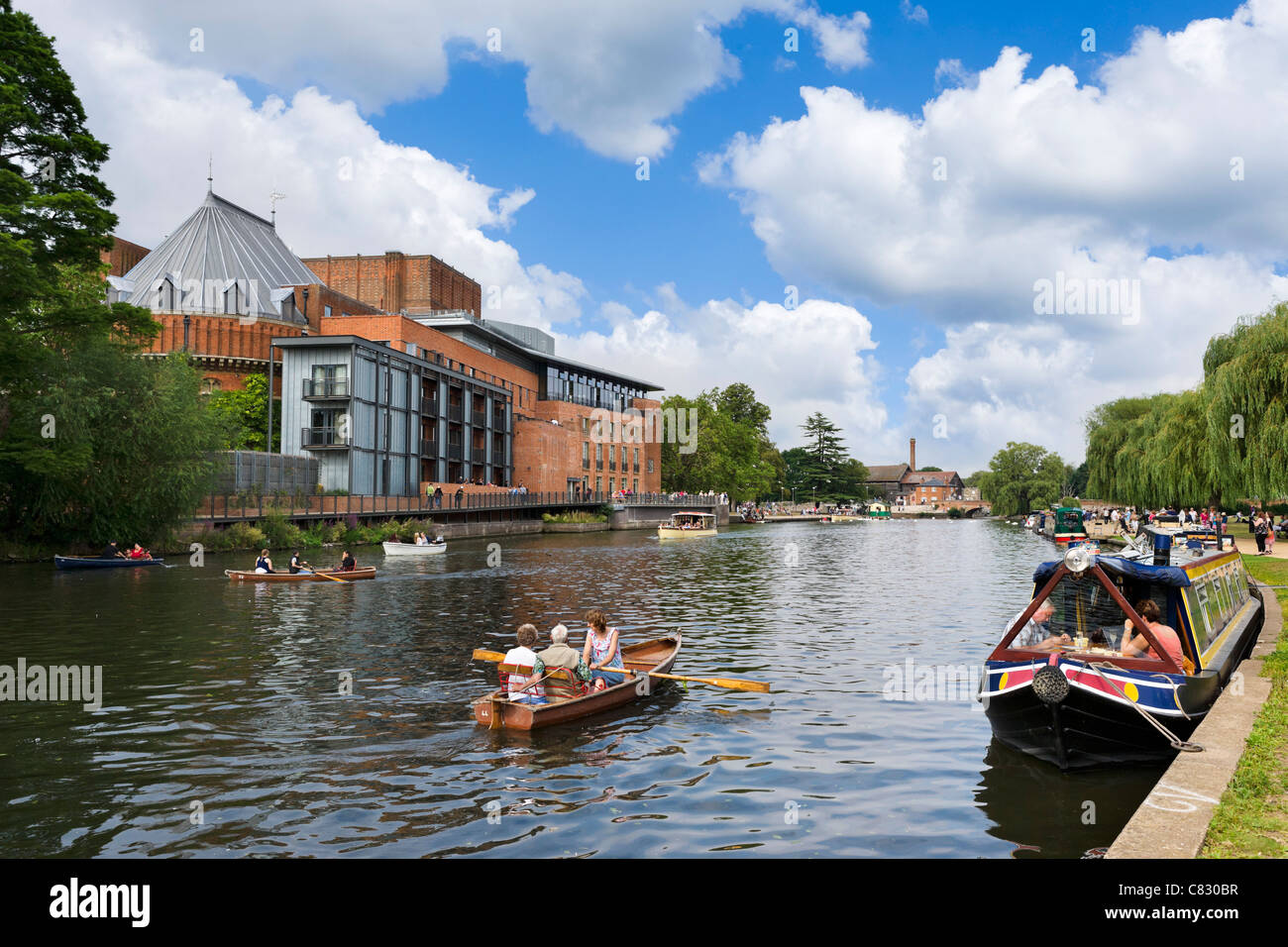 Ruderboot am Fluss Avon vor The Royal Shakespeare & Swan Theater, Stratford Warwickshire, England, UK Stockfoto