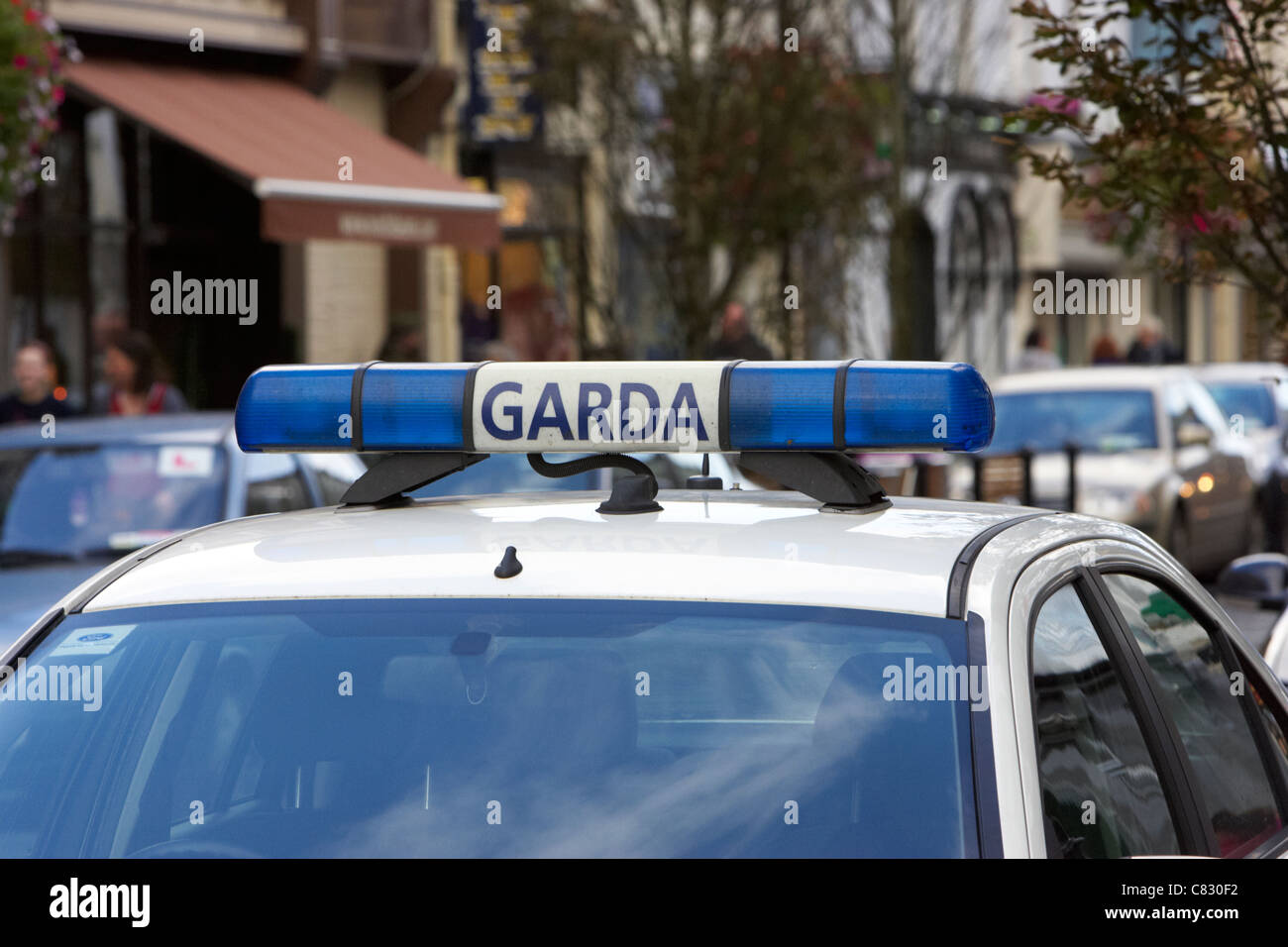 Garda irische Polizei Streifenwagen Patrol Fahrzeug Lichter in einer Straße in Ballina Grafschaft Mayo Republik von Irland Stockfoto