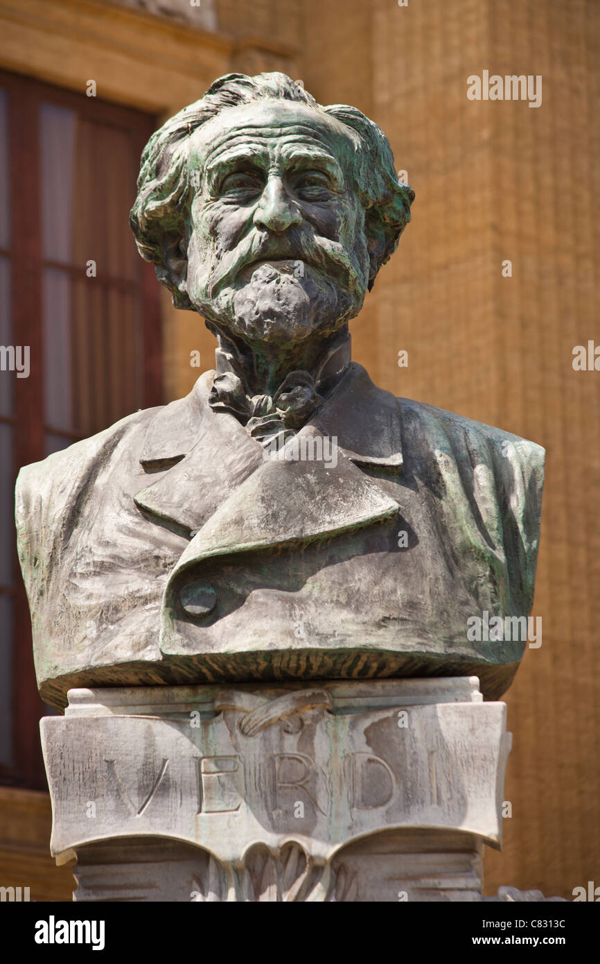 Giuseppe Verdi-Büste vor Palermo Opernhaus Teatro Massimo, Piazza Giuseppe Verdi, Palermo, Sizilien, Italien Stockfoto