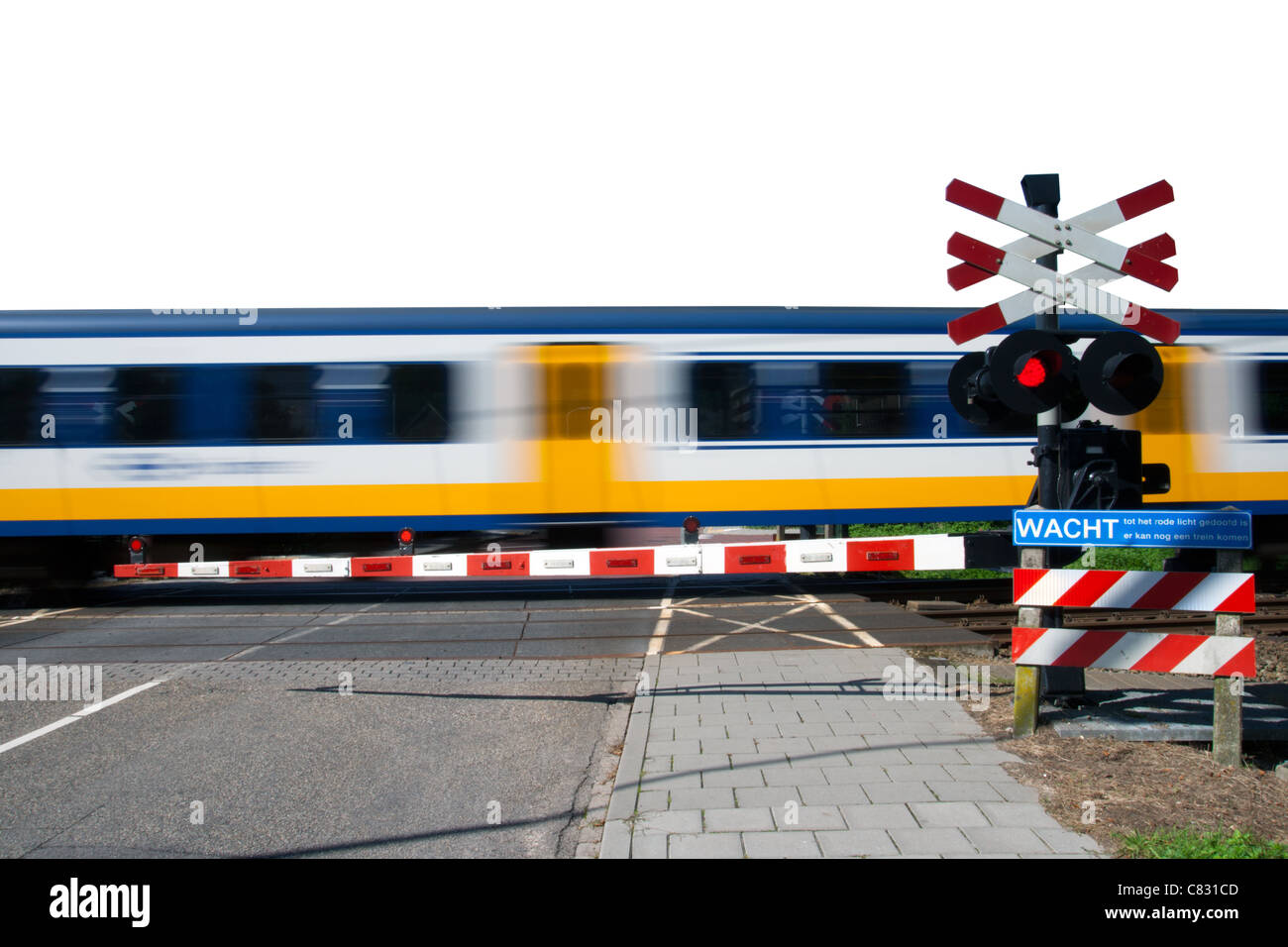 High-Speed-Bahn vorbei an einem Bahnübergang Stockfoto