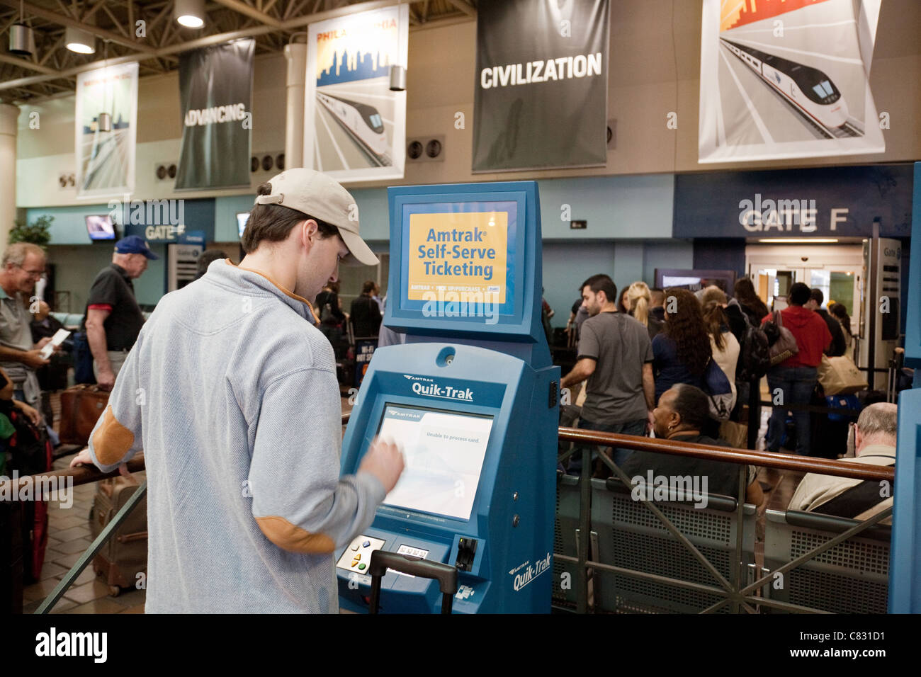 Ein Mann kauft ein Bahnticket für einen Amtrak-Zug, Union Station, Washington DC USA Stockfoto