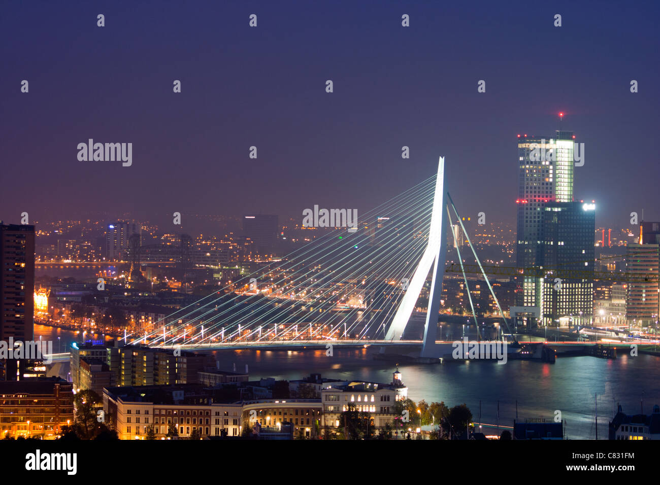 Abend-Blick auf die Erasmusbrücke in Rotterdam Stockfoto