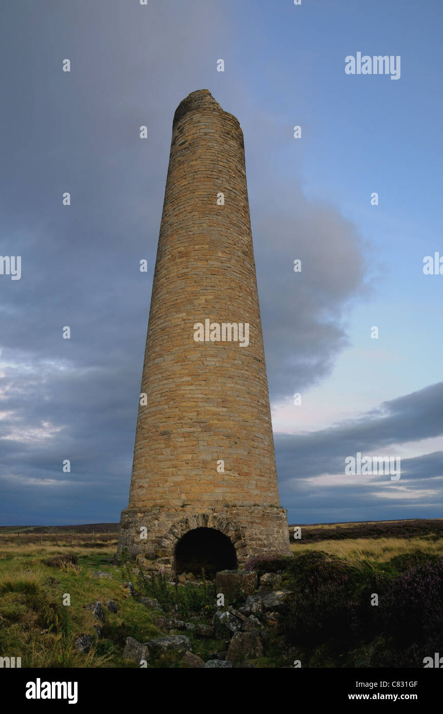 Viktorianische Schornstein auf Mauren aus Blei-Bergbau-Ruinen Stockfoto