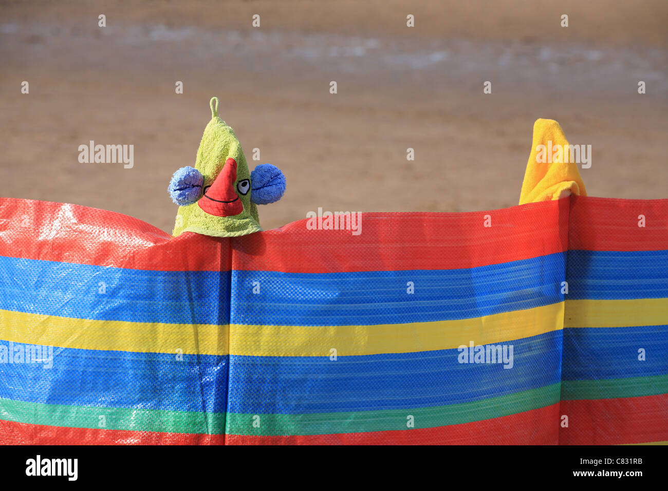 Humorvolle Detailansicht Windschutz und lustigen Hut Whitby Strand. Stockfoto