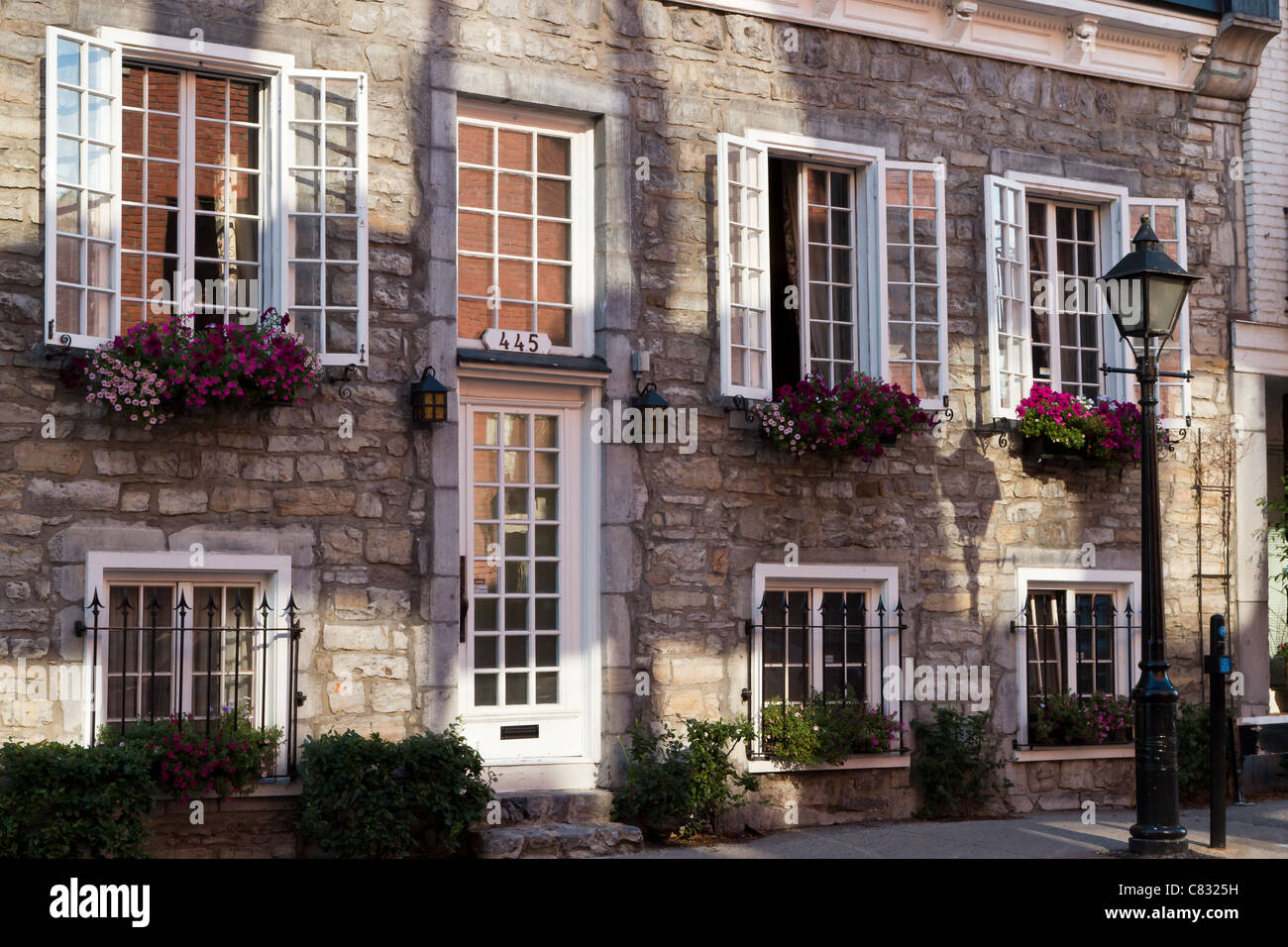 Antike Fenster im alten Hafen Montreal, Montreal, Quebec, Kanada Stockfoto