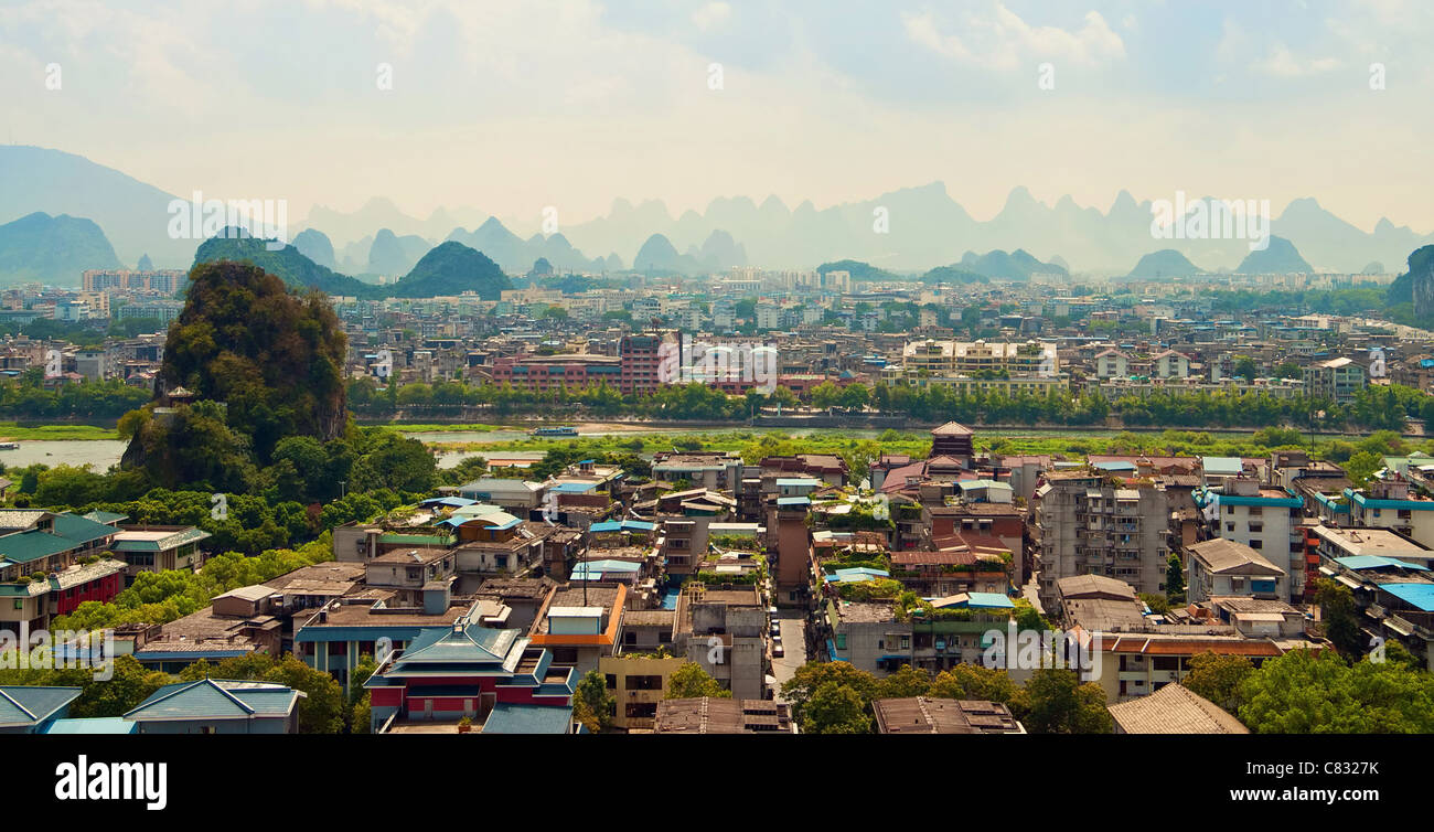 Guilin Stadt Aussicht vom Gipfel eines Berges Stockfoto