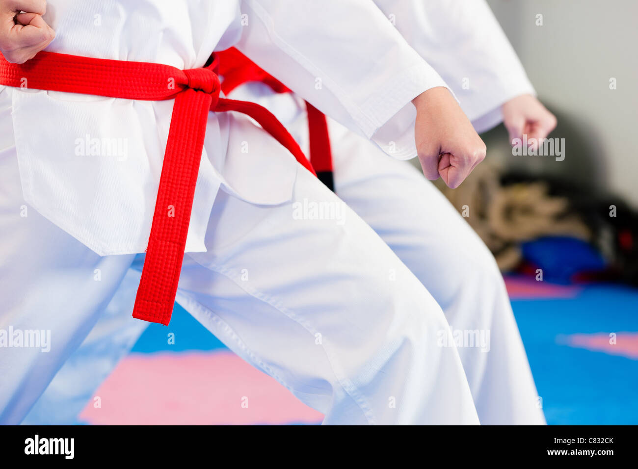 Menschen in einer Turnhalle in Kampfkunst Taekwondo trainieren Stockfoto