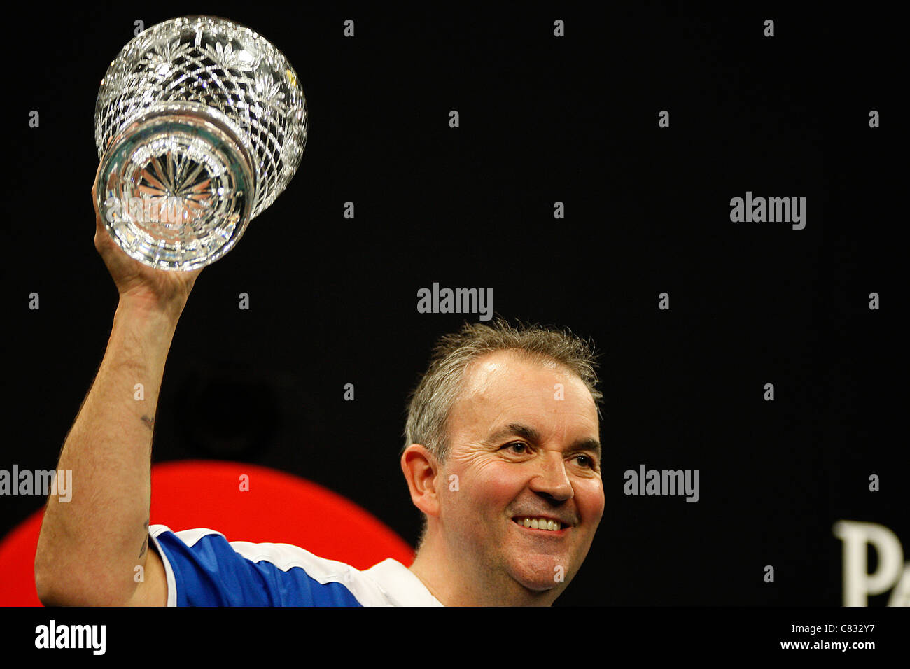 Dublin, Irland. Phil Taylor in Aktion gegen Brendan Dolan, während das Finale der PDC World Grand Prix Stockfoto