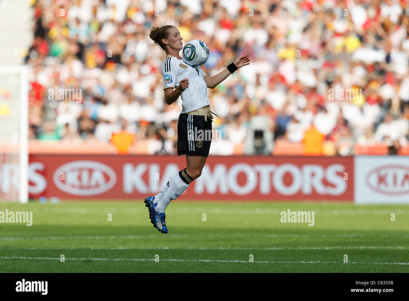 Simone Laudehr Deutschland fängt den Ball während das Eröffnungsspiel der Frauen 2011 WM-Fußball-Turnier gegen Kanada Stockfoto