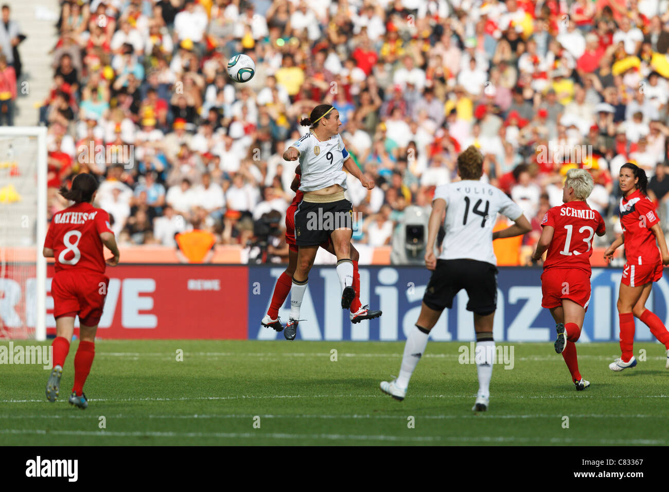 Deutschland Team Kapitän Birgit Prinz (9) Köpfe den Ball während das Eröffnungsspiel der Frauen 2011 WM-Fußball-Turnier. Stockfoto