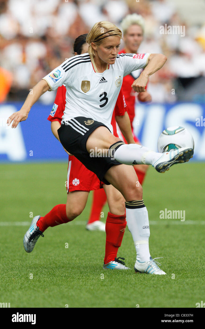 BERLIN - 26. JUNI: Saskia Bartusiak aus Deutschland tritt beim Eröffnungsspiel der FIFA Frauen-Weltmeisterschaft gegen Kanada am 26. Juni 2011 im Olympiastadion in Berlin den Ball. Nur redaktionelle Verwendung. Kommerzielle Nutzung verboten. (Foto: Jonathan P. Larsen / Diadem Images) Stockfoto