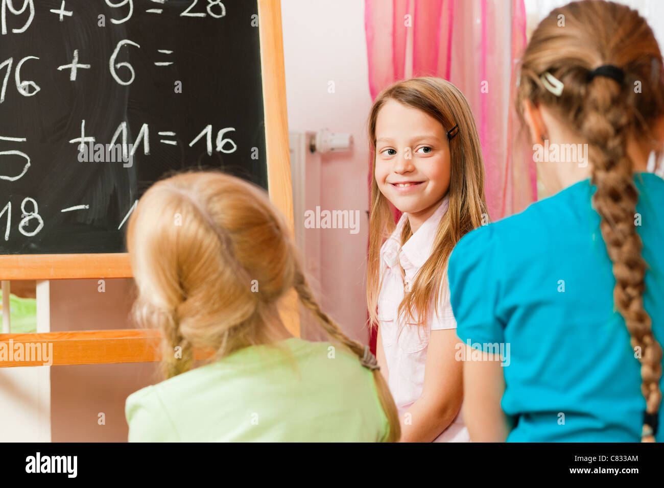 Kinder - Schwestern - Schule in ihrem Zimmer spielen Stockfoto