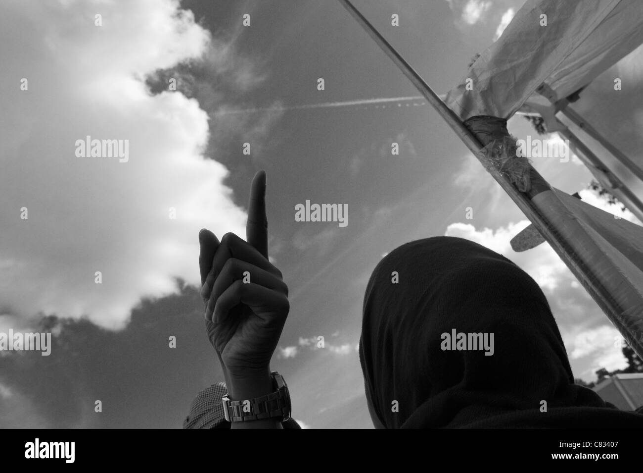 Hand des Mannes auf Himmel mit Armbanduhr sichtbar als Frau Hajib blickt auf während Eid Al-Fitr Feier Tensta Stockholm Stockfoto