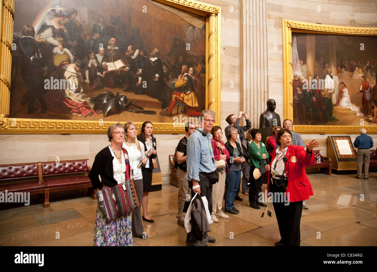 Besucher bei einer Führung in der Rotunde, Kapitol, Washington DC USA Stockfoto