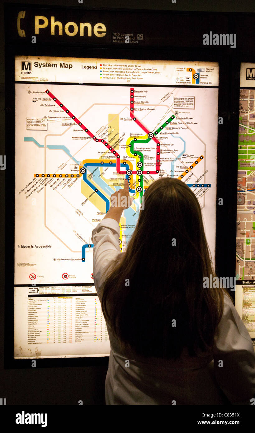 Eine junge Frau, Blick auf eine Karte des u-Bahn-Systems, Metro Center Station, Washington DC USA Stockfoto