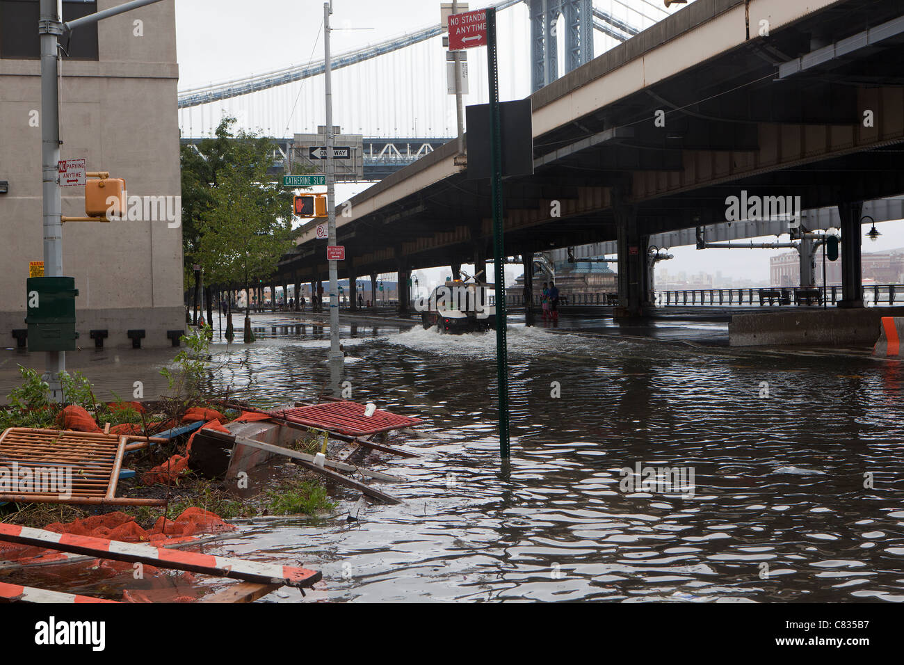 Überflutete Straße unter Manhattan Bridge in New York City, während Hurricane Irene. New York City, USA Stockfoto