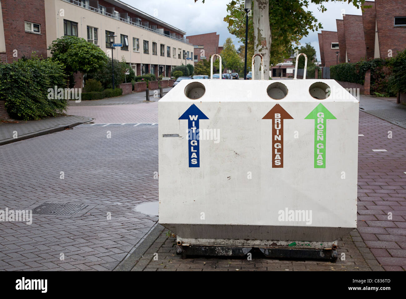 Altglascontainer schieden verschiedene Farben des Glases, Alblasserdam, Süd-Holland, Niederlande Stockfoto