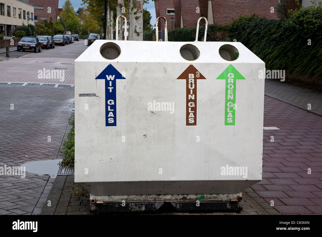 Altglascontainer schieden verschiedene Farben des Glases, Alblasserdam, Süd-Holland, Niederlande Stockfoto