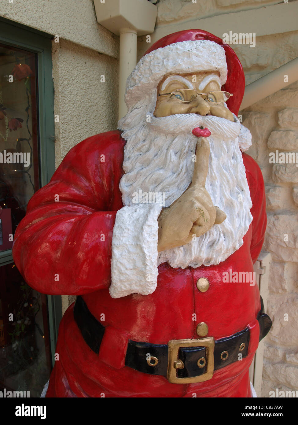 Santa Puppe vor einem Geschäft, UK Stockfoto