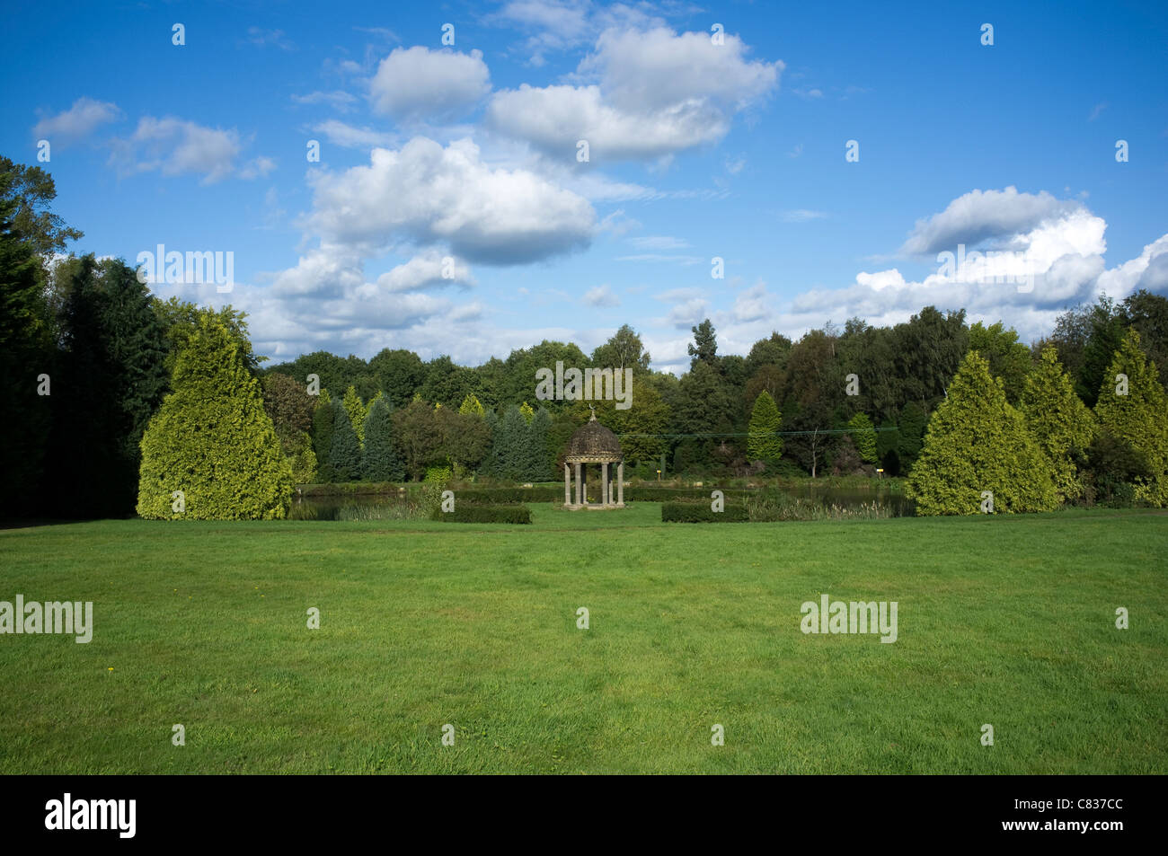 Windlesham / Arboretum See und Torheit Stockfoto