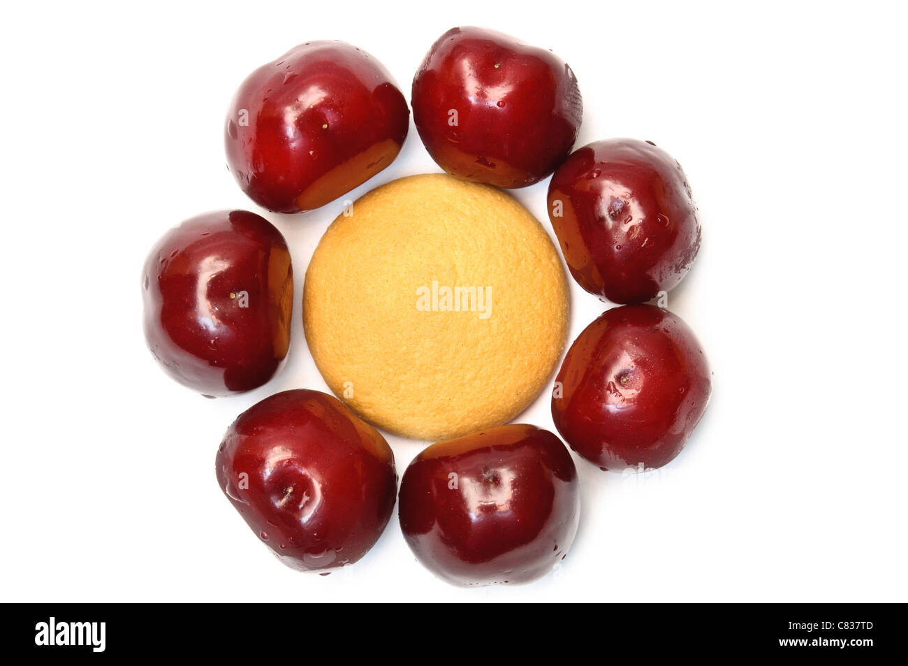 Cookie mit Kirschen um bilden Blütenkopf isoliert auf weiss Stockfoto