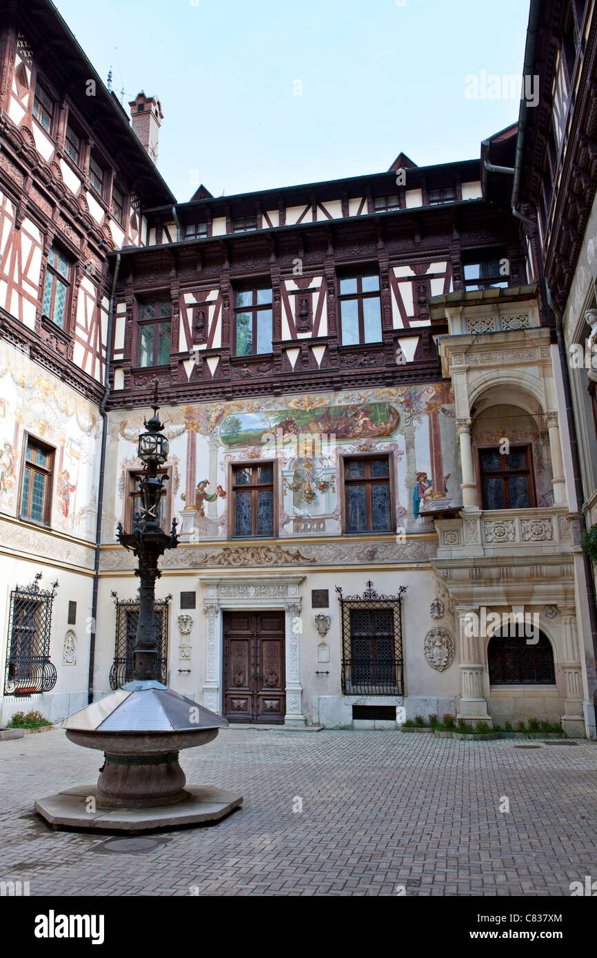 Innenhof des Schloss Peles in Sinaia, Rumänien Stockfoto