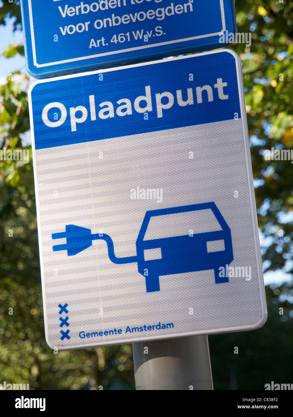 Niederländische Schild an der Ladestation für Elektroautos in Amsterdam, Niederlande Stockfoto