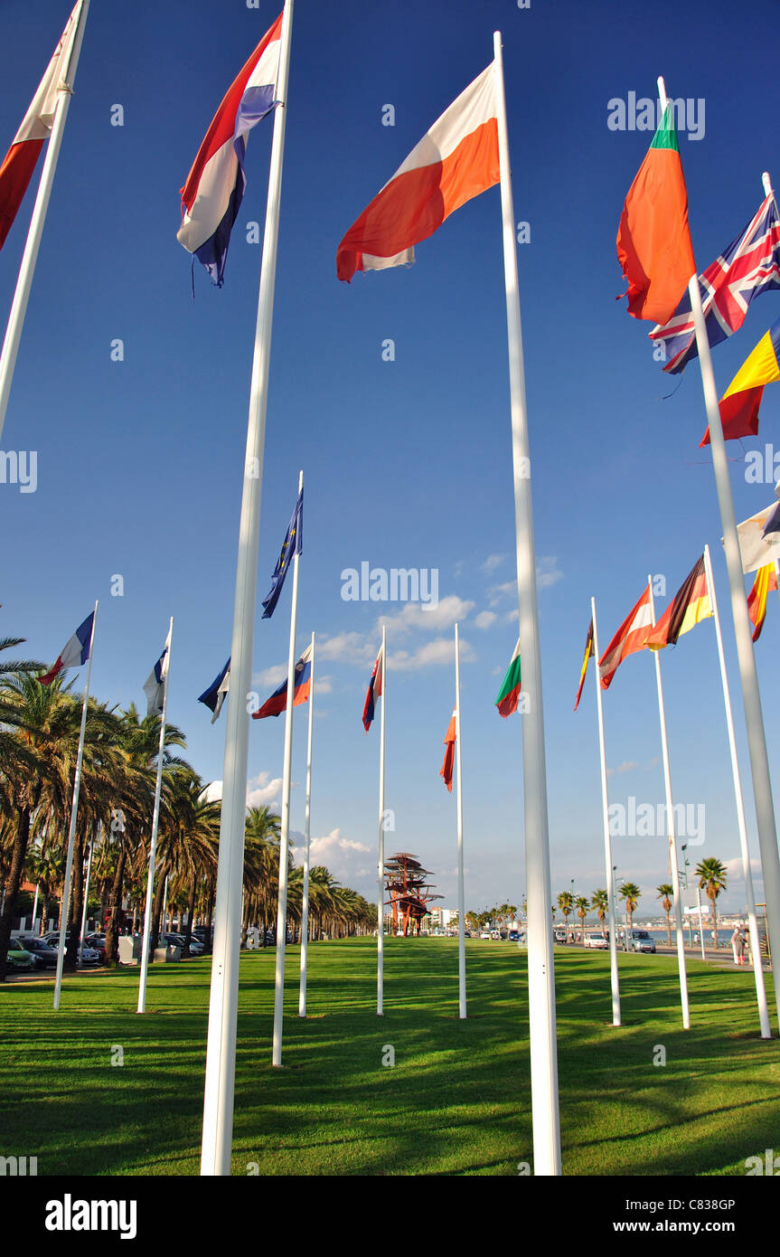 Internationalen Flaggen am Strand, La Pineda Platja, Costa Daurada, Provinz Tarragona, Katalonien, Spanien Stockfoto