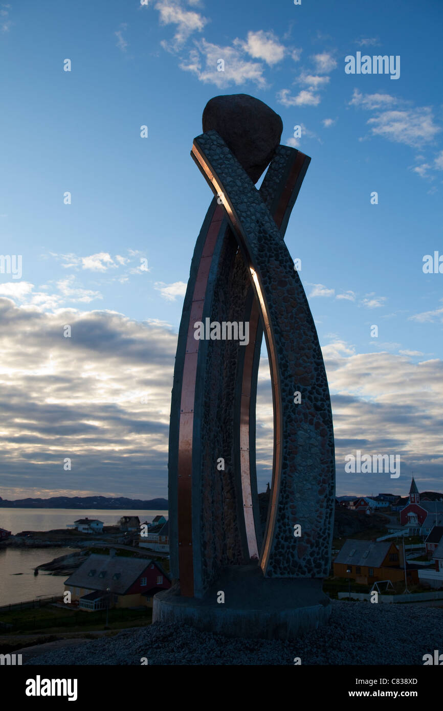 Inussuk, eine Skulptur von Niels Motfeldt in Nuuk, Grönland, markiert den Beginn der Self-Governance am 21. Juni 2009. Stockfoto