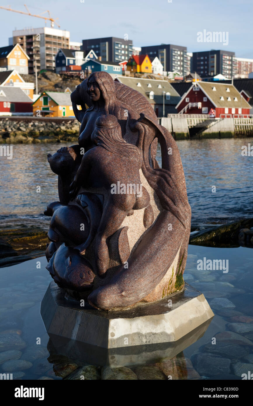 Eine Statue am alten Hafen in Nuuk, Grönland von Arnakuagsak oder Sassuma Arnaa, auch bekannt als Sedna, die Göttin des Meeres. Stockfoto