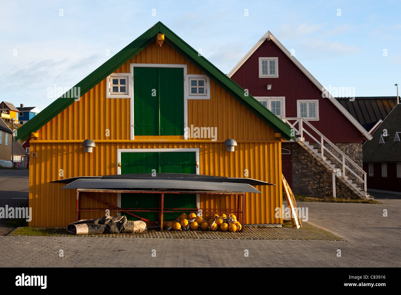 Alte Häuser und Kajaks, am alten Hafen, Nuuk, Grönland. Stockfoto