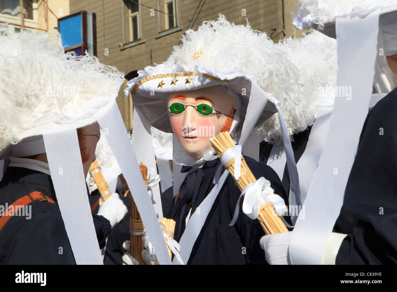 Festival carnival Teilnehmer binche belgien traditionelle Kopf Kleid Kostüm Kostüme tanzen die Menschen Anzeige Farbe Farbe bunt Stockfoto