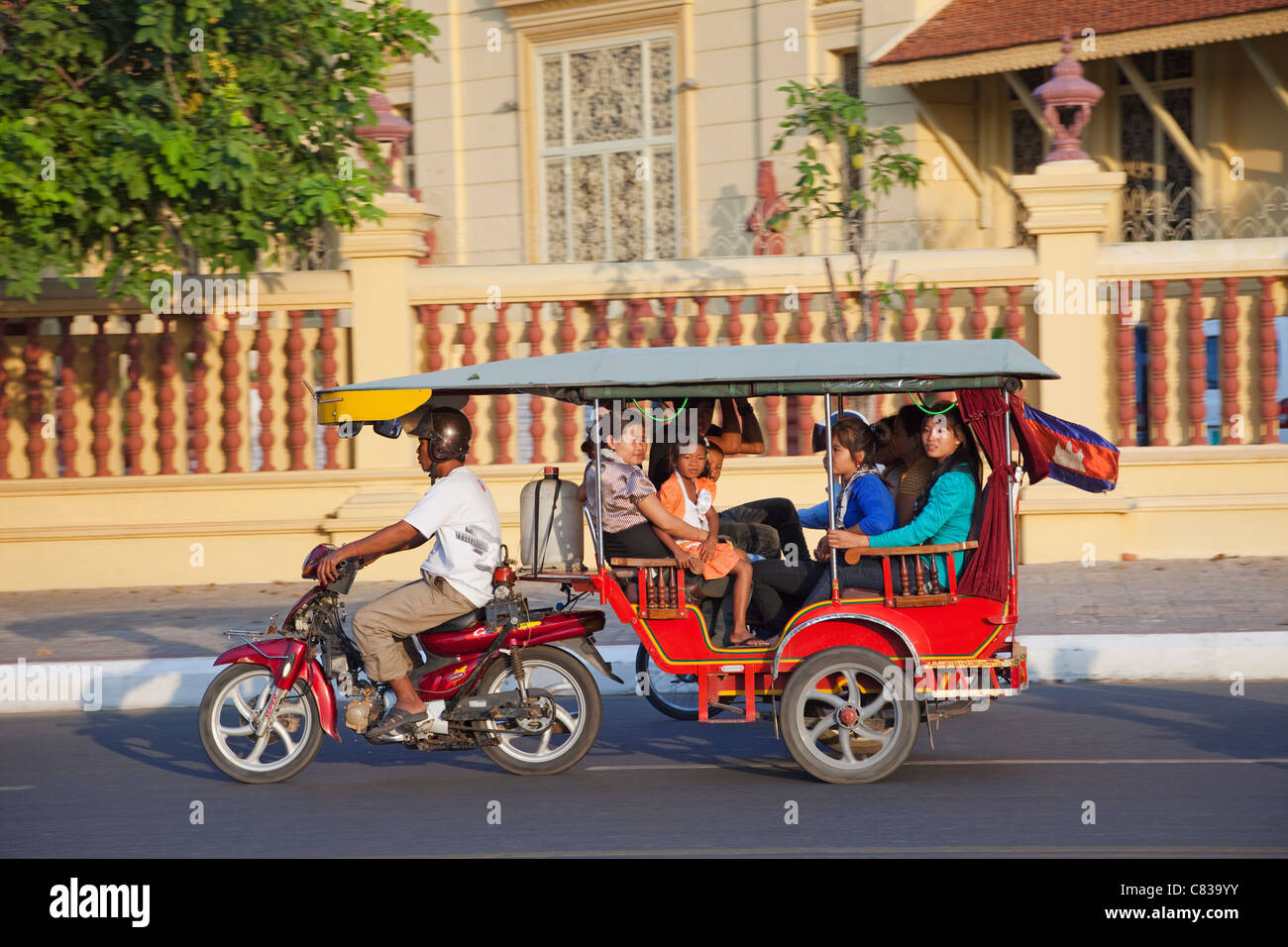 Kambodscha, Phnom Penh, Familie Tuk Tuk Stockfoto