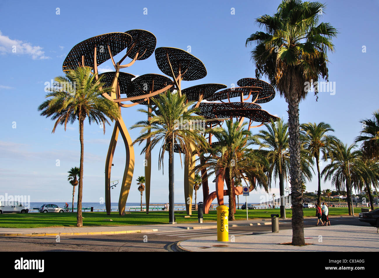 Kiefer-Skulpturen von Sergi Aguilar an Uferpromenade, La Pineda Platja, Costa Daurada, Provinz Tarragona, Katalonien, Spanien Stockfoto