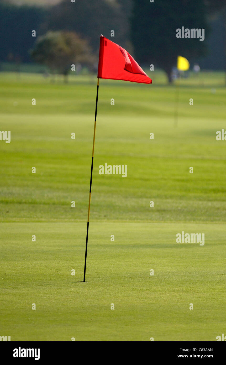 Golfplatz mit roten und gelben Fahnen Stockfoto