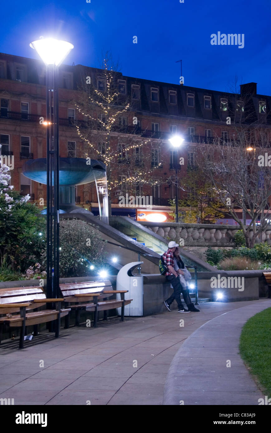 Paar genießt Ambiente des Peace Gardens in der Nacht, Sheffield City Centre, Großbritannien Stockfoto