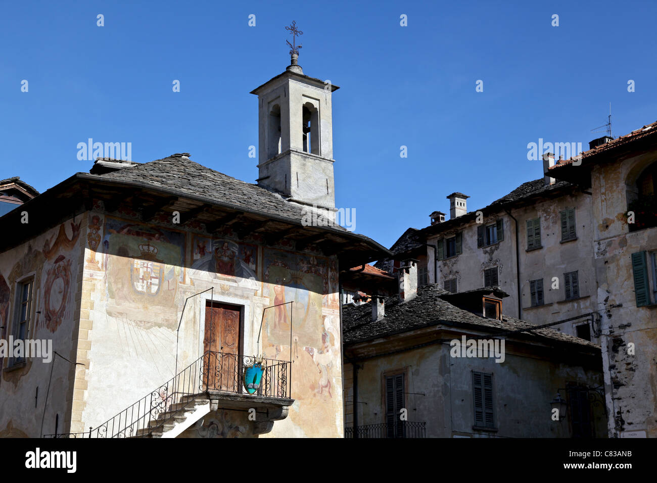 Ein Detail der Broletto Palast und die umliegenden Gebäude im historischen Zentrum von Orta San Giulio Stockfoto