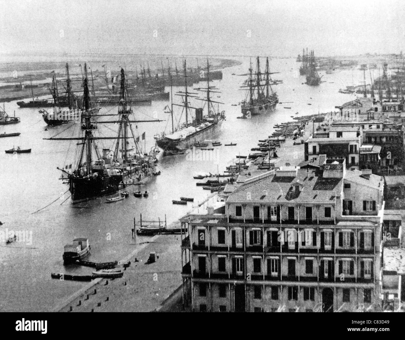 Versand IN der SUEZ-Kanal in PORT SAID um 1880.  Der Kanal kann gesehen werden, erstreckt sich südlich von diesem Nordeingang Stockfoto