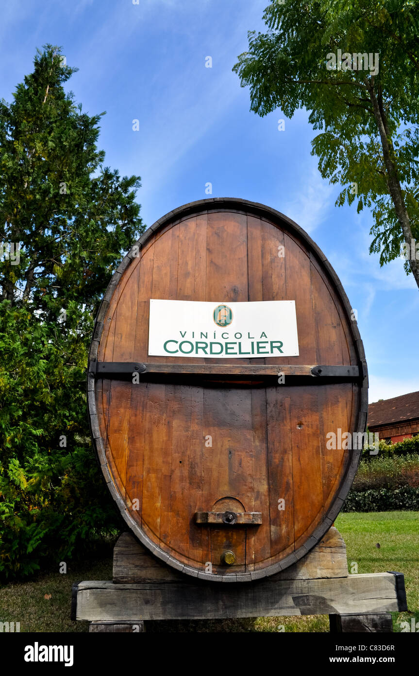 Weinkellerei Cordelier Weingut im Tal der Weine (Vale Dos Vinhedos) Bento Gonçalves Brasilien - großes Holzfass Stockfoto