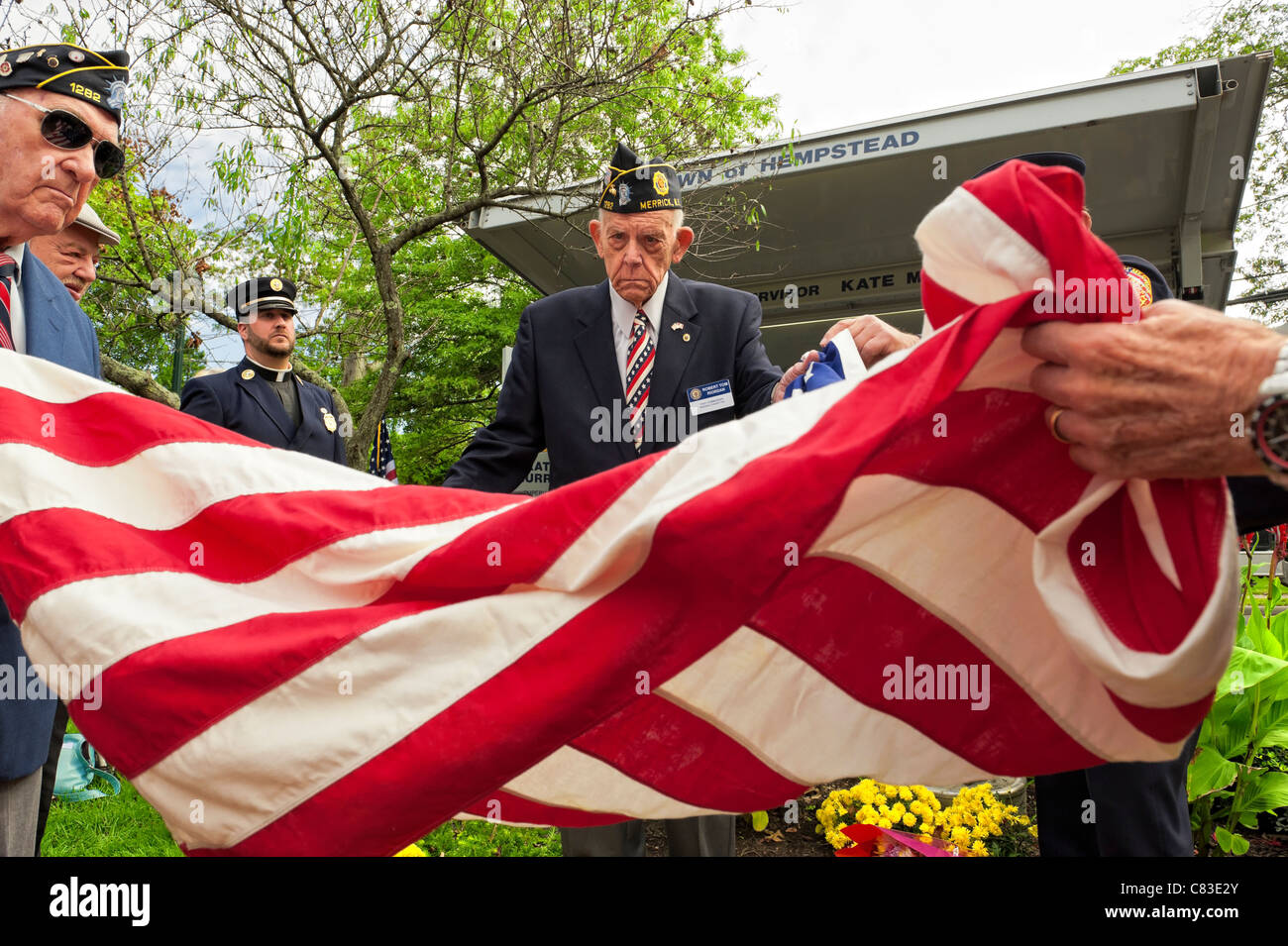 Veteranen, Mitglieder der American Legion Post, Falten amerikanische Flagge Nahaufnahme () bei Gedenkfeier, am 11. September 2011 Stockfoto