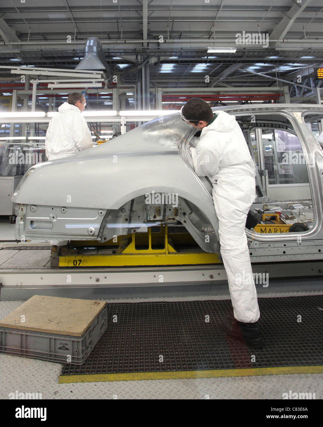 Mitarbeiter arbeiten an einem Bentley motor Fahrzeug im Werk des Unternehmens in Crewe, Großbritannien Stockfoto