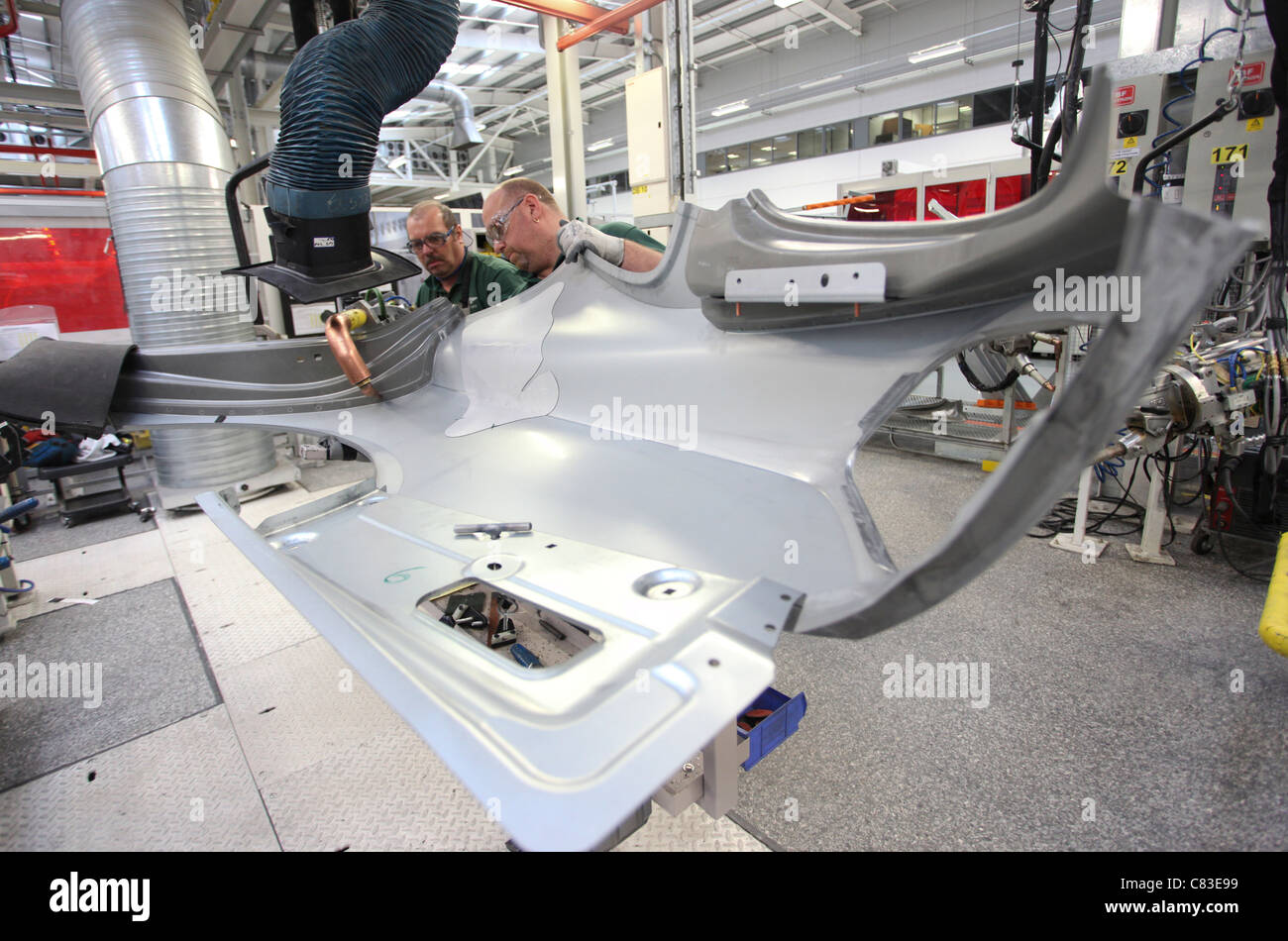 Mitarbeiter arbeiten an einem Bentley motor Fahrzeug im Werk des Unternehmens in Crewe, Großbritannien Stockfoto