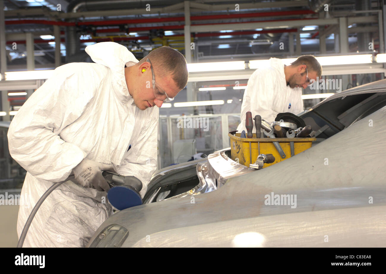 Mitarbeiter arbeiten an einem Mulsanne Bentley Motorwagen im Werk des Unternehmens in Crewe, Großbritannien Stockfoto