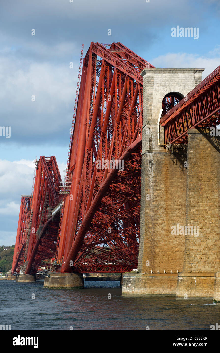 Die Forth Rail Bridge überspannt die Mündung des Forth zwischen East Lothian und Fife in Schottland Stockfoto