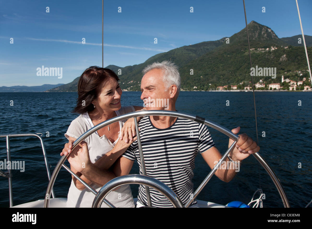 Älteres Ehepaar zusammen Segeln Stockfoto