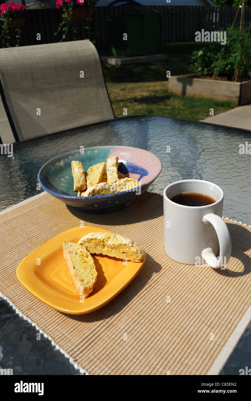 Mandel-Kekse und Kaffee im Freien auf der Terrasse. Stockfoto